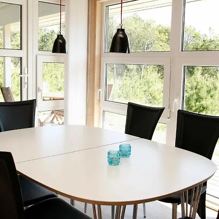 Three-bedroom Holiday In 26 *