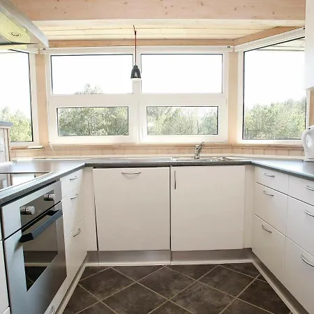 Three-bedroom Holiday In 26 *