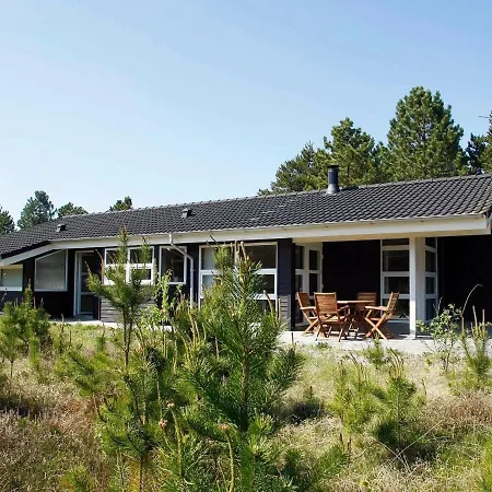 Three-bedroom Holiday In 26 *
