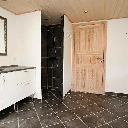 Three-bedroom Holiday In 26
