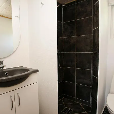 Three-bedroom Holiday In 26 *